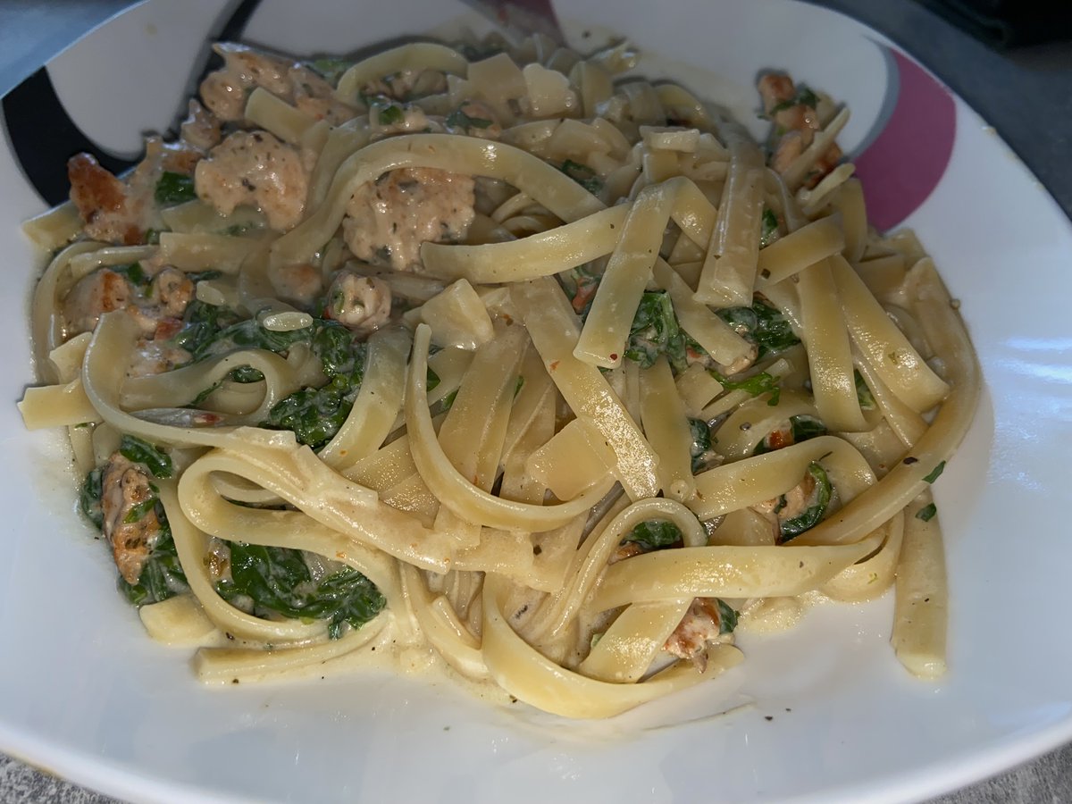 anja_micha's tweet photo. Fettuccine mit Hähnchengeschnetzeltem
in käsiger Sahnesoße mit Babygrünkohl

Warum uns dieses @hellofreshde Gericht nicht so gemundet hat könnt Ihr auf unserem Blog nachlesen....

https://t.co/UI6rEnqRna

#hellofresh #hellofreshde #nudeln #fettucine #hähnchen #geschnetzeltes https://t.co/1KH7qHRszP
