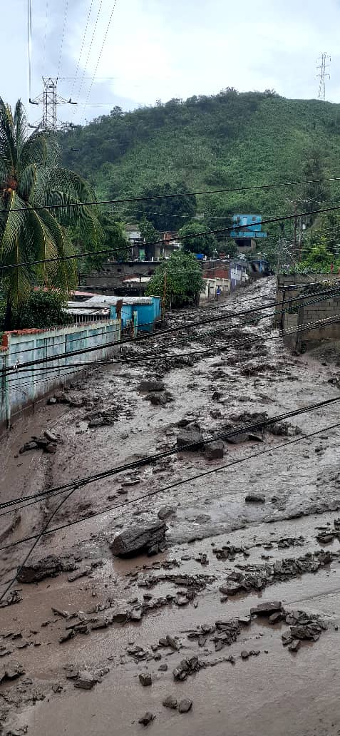 carlosgarzong1's tweet photo. La situación en el sector #ValleVerde y otros sectores de #PuertoLaCruz también es preocupante , se reportan grandes pérdidas materiales pero hasta ahora no se reportan perdidas humanas , las lluvias causaron estragos este jueves #02Nov https://t.co/antlL3KfCt