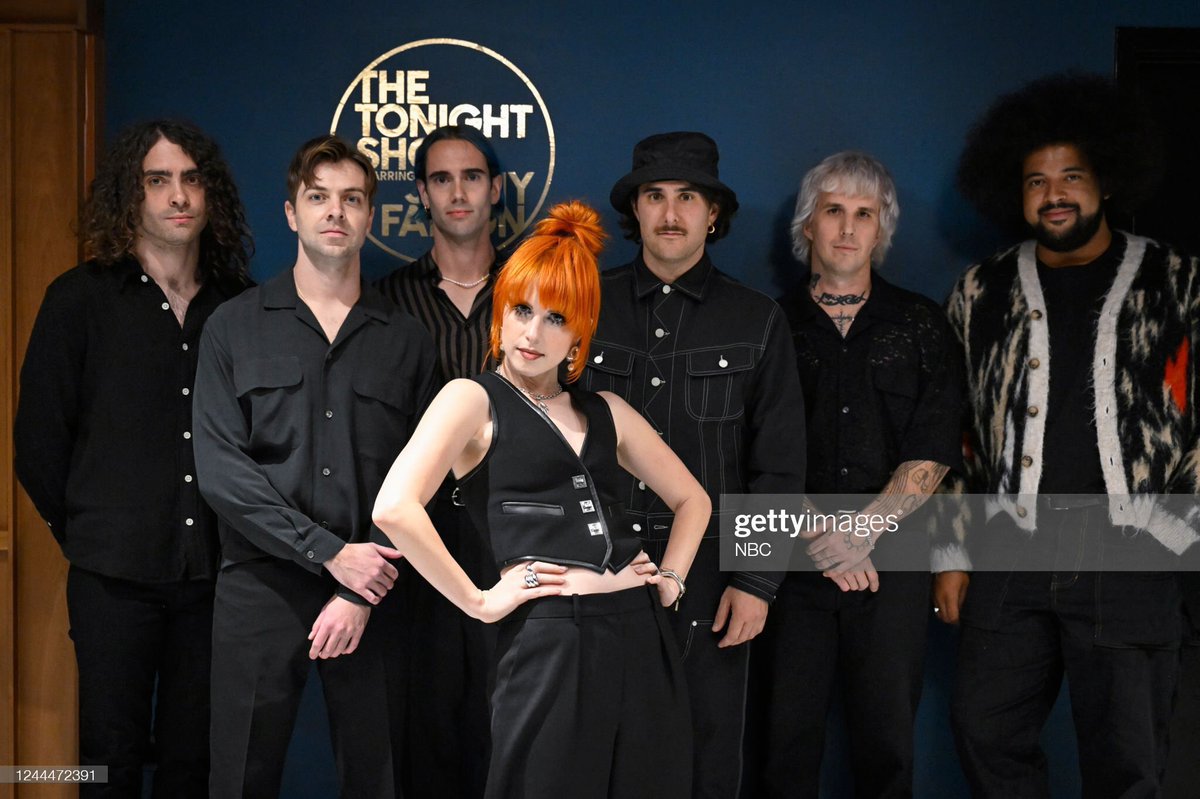 YELYAHCONTENT's tweet image. new pic from paramore!