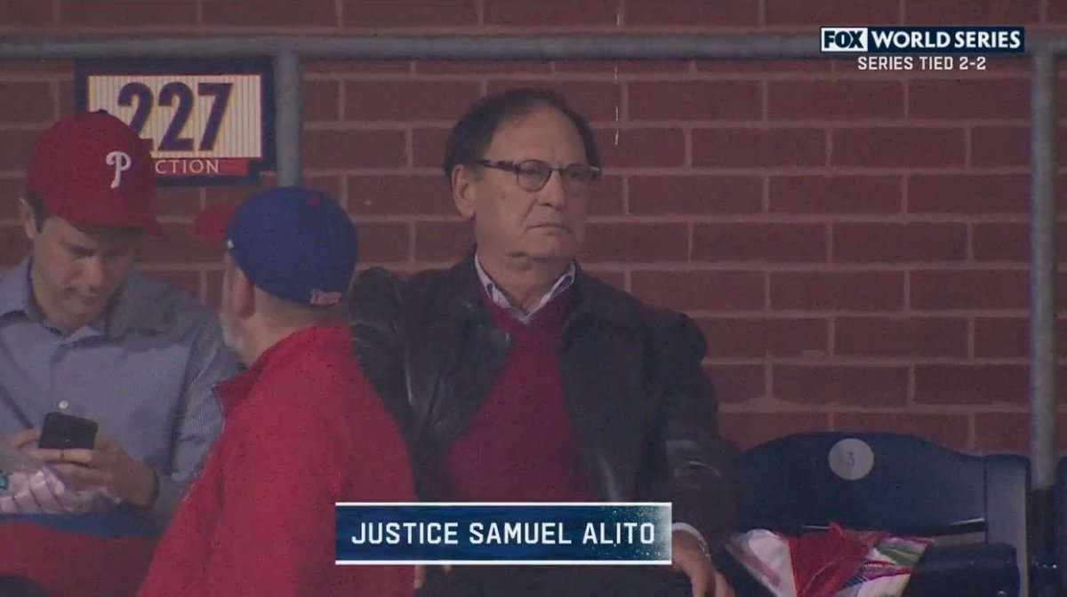 BattinAround's tweet image. GET THAT OLD BITCH OUTTA THERE HE'S FUCKING UP THE VIBES