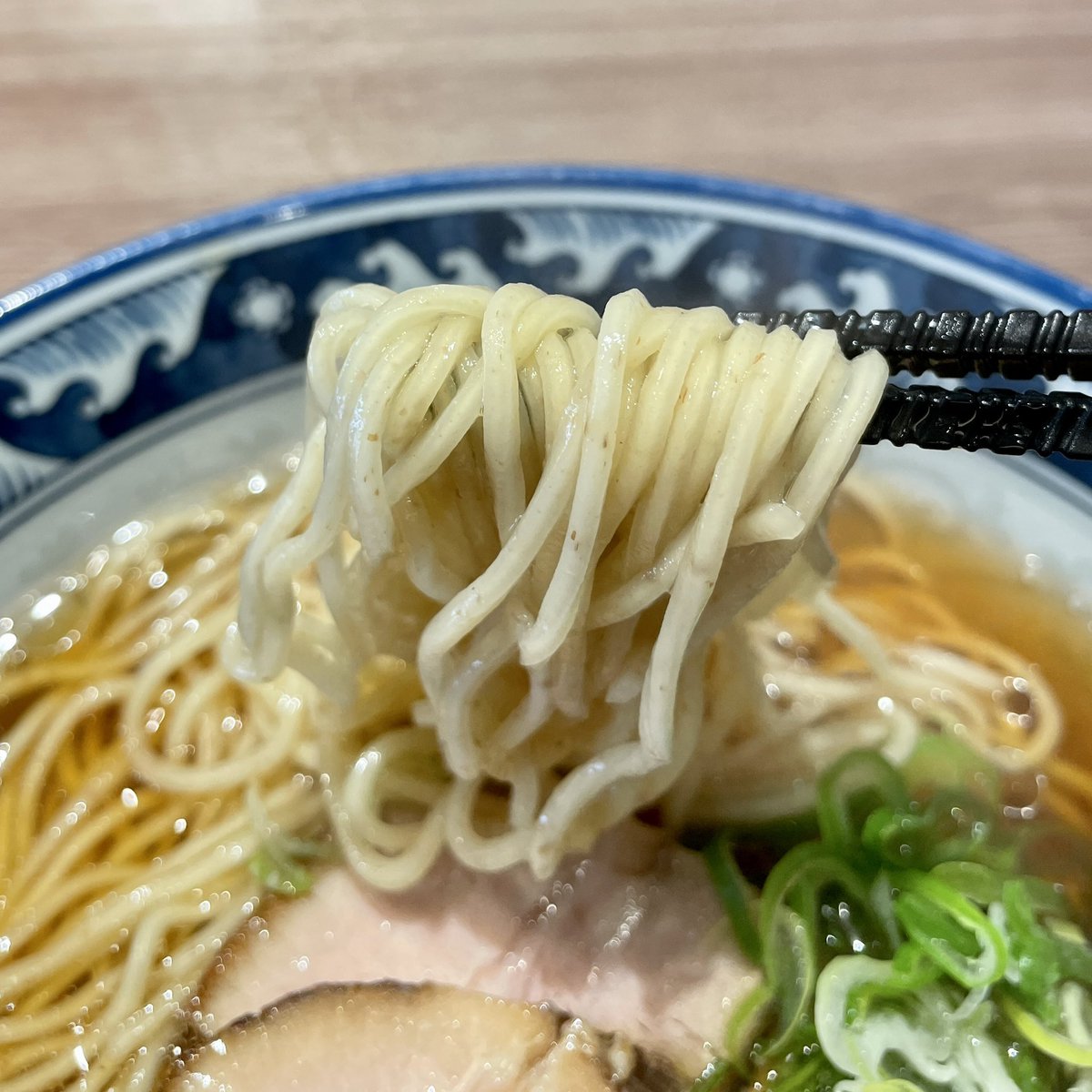 Hokkaido_DoOh's tweet photo. 斗香庵（とこうあん）に行ってきました(๑˃̵ᴗ˂̵)！

無化調に拘った出汁染みる“中華そば”が美味い✨しかもこの仕上がりで590円は安すぎる…

しかも“GO！GO！カレー&amp;ラーメン200”を利用するとお得に食べ歩きできますよ〜🙌

#gogosapporo #札幌ラーメン https://t.co/4DVmECC1l9