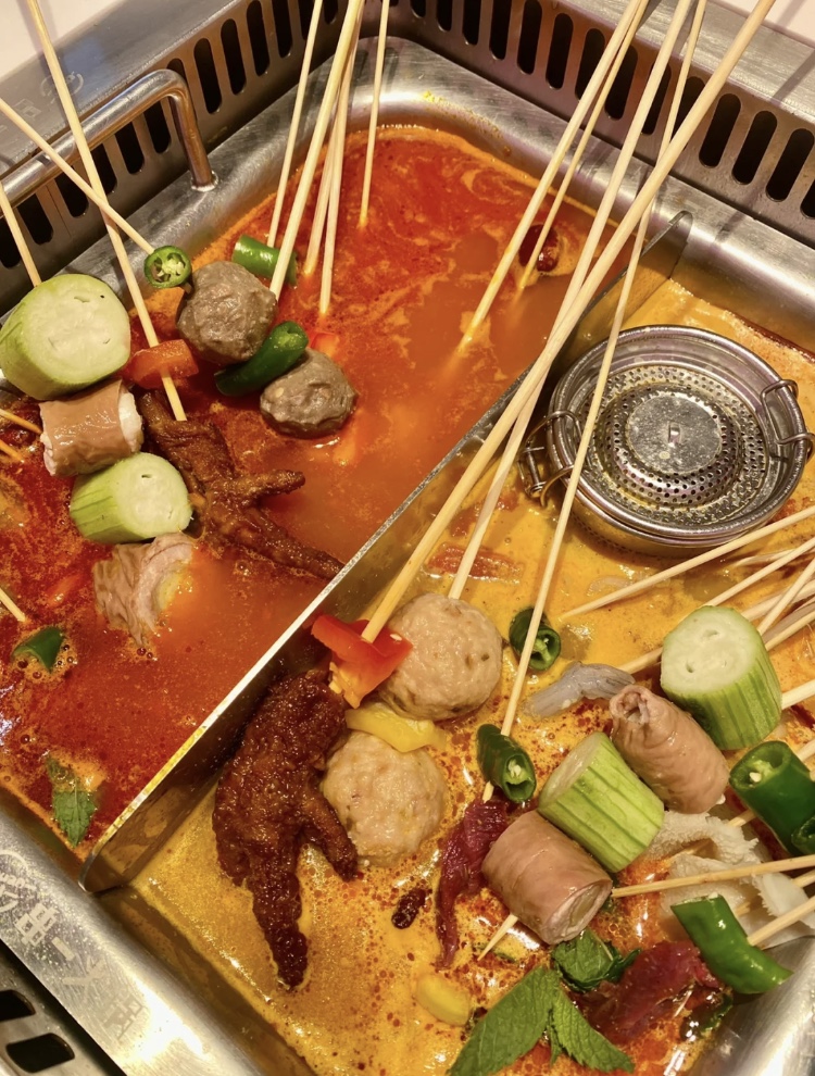 Monicfghj's tweet photo. Putting the bad mood in the hot pot and brushing it, I feel that life has suddenly become more enjoyable. #hotpot #food #brush hotpot https://t.co/Y8MIrQHqOc