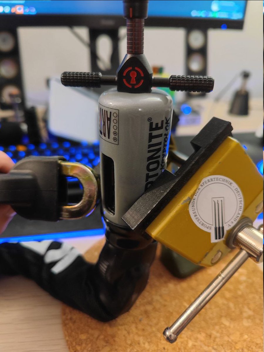 c3lock's tweet photo. Offen!!! 🔓 Nach 1 Stunde hat sich das Kryptonite endlich ergeben 😁 #offen #lockpicking #discdetainer #drehscheibe #schloss https://t.co/yziWOLCh96