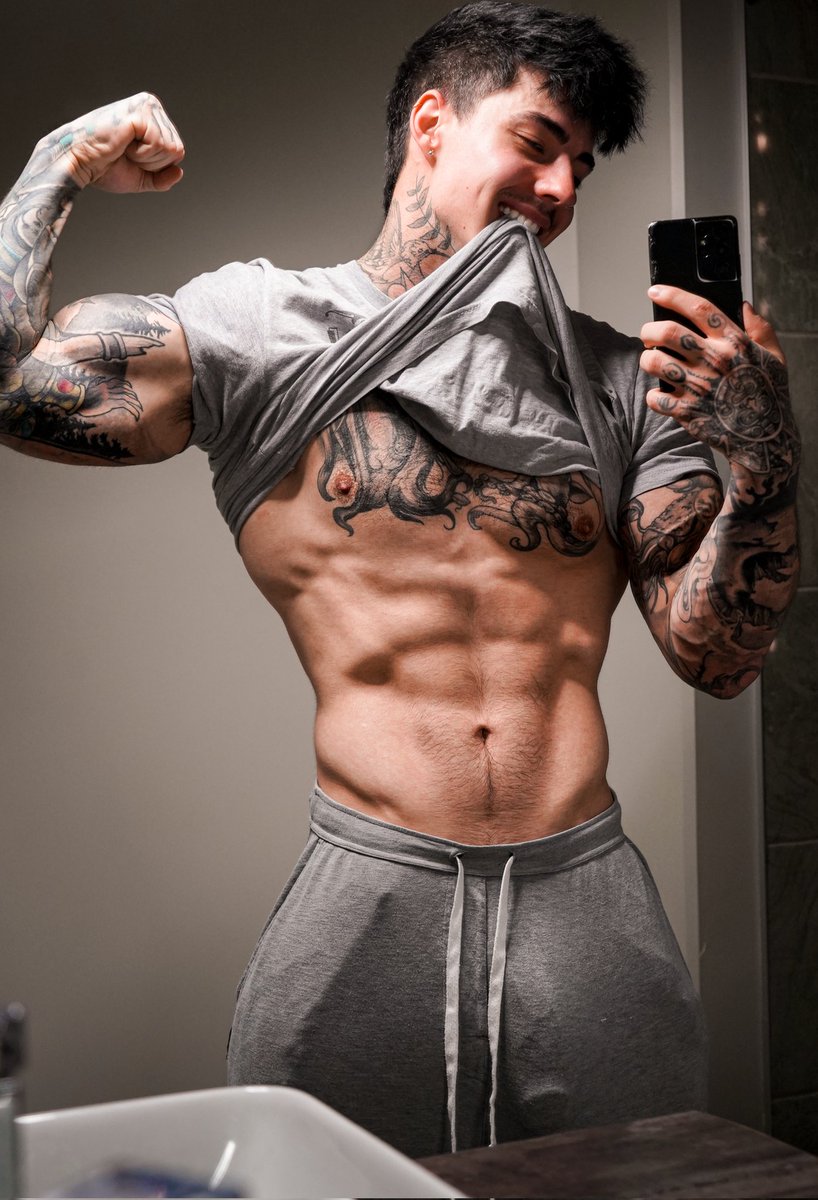 Netflix & chill anyone 😈😏..? 🔞👉 https://t.co/aIrzpyUgee Jake Andrich