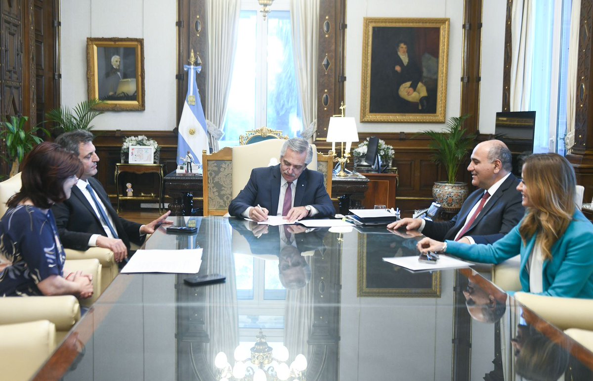 Junto al Jefe de Gabinete <a href="/JuanManzurOK/">Juan Manzur</a>, la Ministra de Trabajo <a href="/kellyolmos/">Kelly Olmos</a> y el Ministro de Economía <a href="/SergioMassa/">Sergio Massa</a>, participamos de la firma del Decreto por parte del presidente de la nación <a href="/alferdez/">Alberto Fernández</a>, que pone a la generación de trabajo formal en el centro de la escena.
⬇️