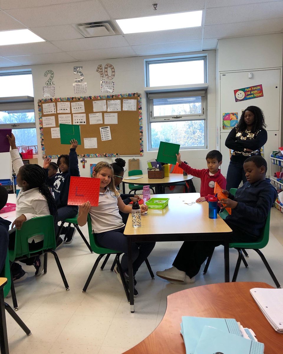 classemmenadine's tweet photo. On travaille les propriétés des figures planes avec des géoplans ! On a aussi fait des diagrammes de Carroll vivants… mais on a oublié de prendre des photos ! #2eannee #41ejour #maths #mathematiques #figureplane #géométrie #angledroit #géoplan #manipulation https://t.co/bDnIh9sRd3