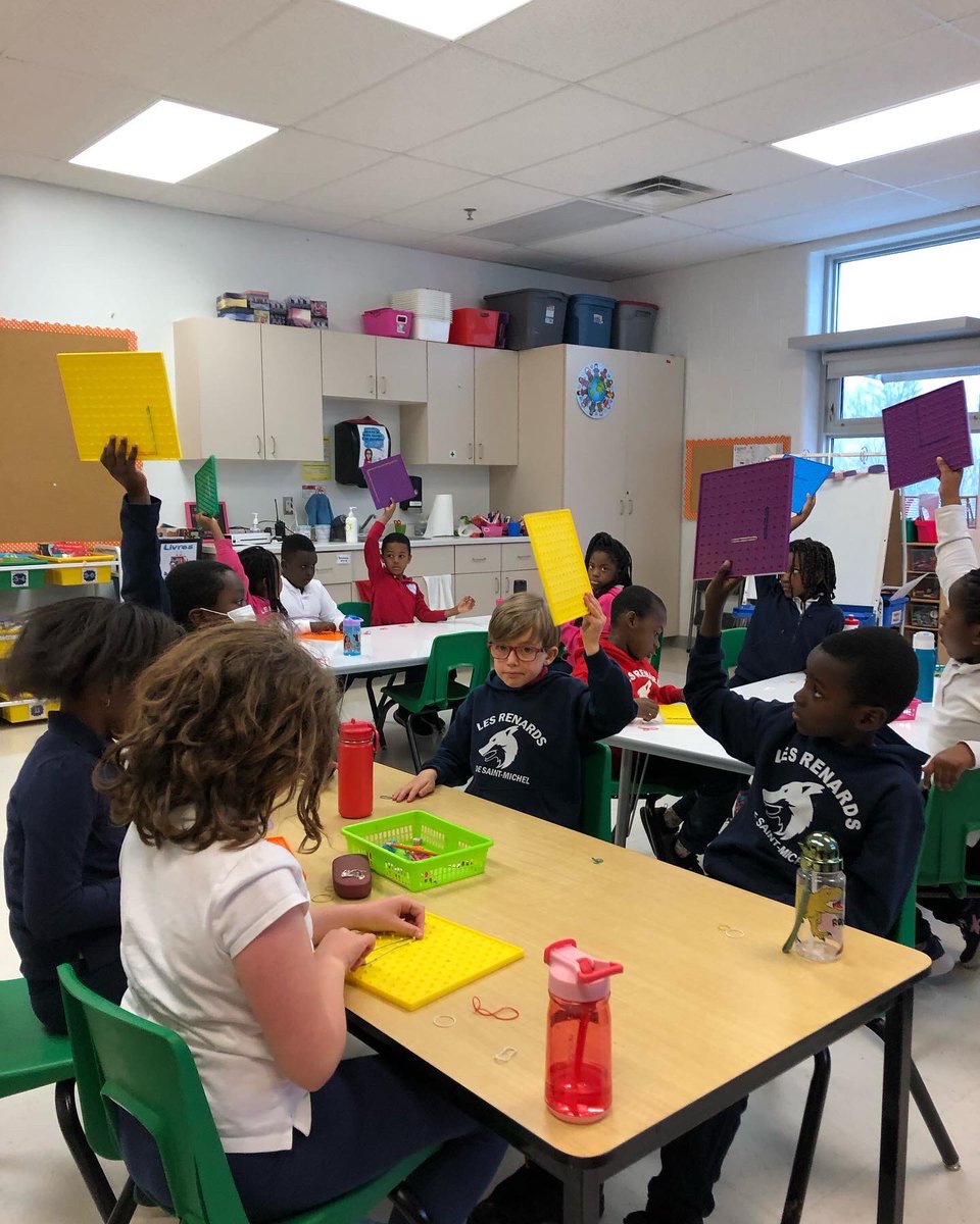 classemmenadine's tweet photo. On travaille les propriétés des figures planes avec des géoplans ! On a aussi fait des diagrammes de Carroll vivants… mais on a oublié de prendre des photos ! #2eannee #41ejour #maths #mathematiques #figureplane #géométrie #angledroit #géoplan #manipulation https://t.co/bDnIh9sRd3