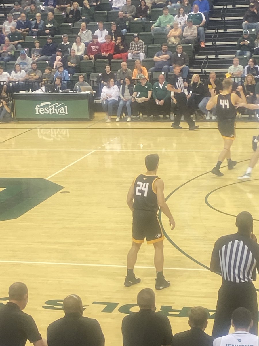 ⁦<a href="/BayPortBoysBB/">BP Boys BB</a>⁩ alum Logan Geissler into the game for MTU v UWGB. #piratepride