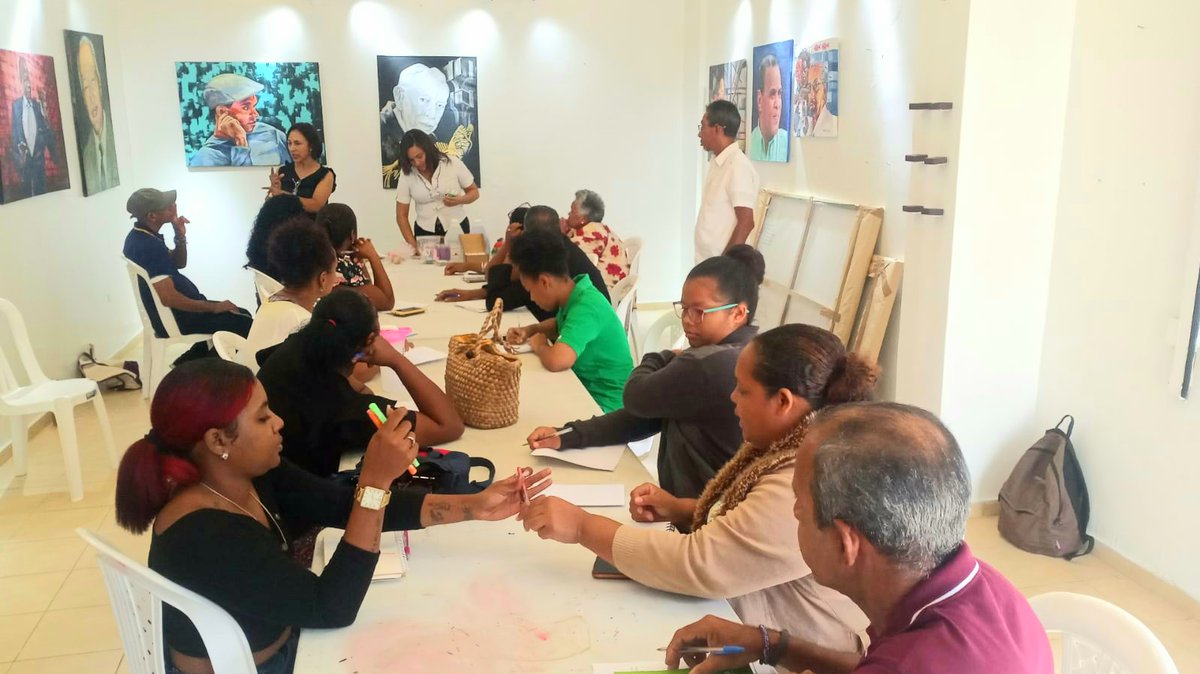 WilkinsTerrero1's tweet photo. Con apoyo de @fodearterd y su director @RamonGuillenP, se inicia (de manera exitosa) gran jornada de Talleres de Formación Artesanal en la Casa Nacional de la Artesanía, en Ciudad Nueva. @cristinann00 @Aurelkys @jissell_espinal
@#Fodearte
#Fedarte
#Grucarrd
#ProArtesaniaRD https://t.co/PHDLaU692h