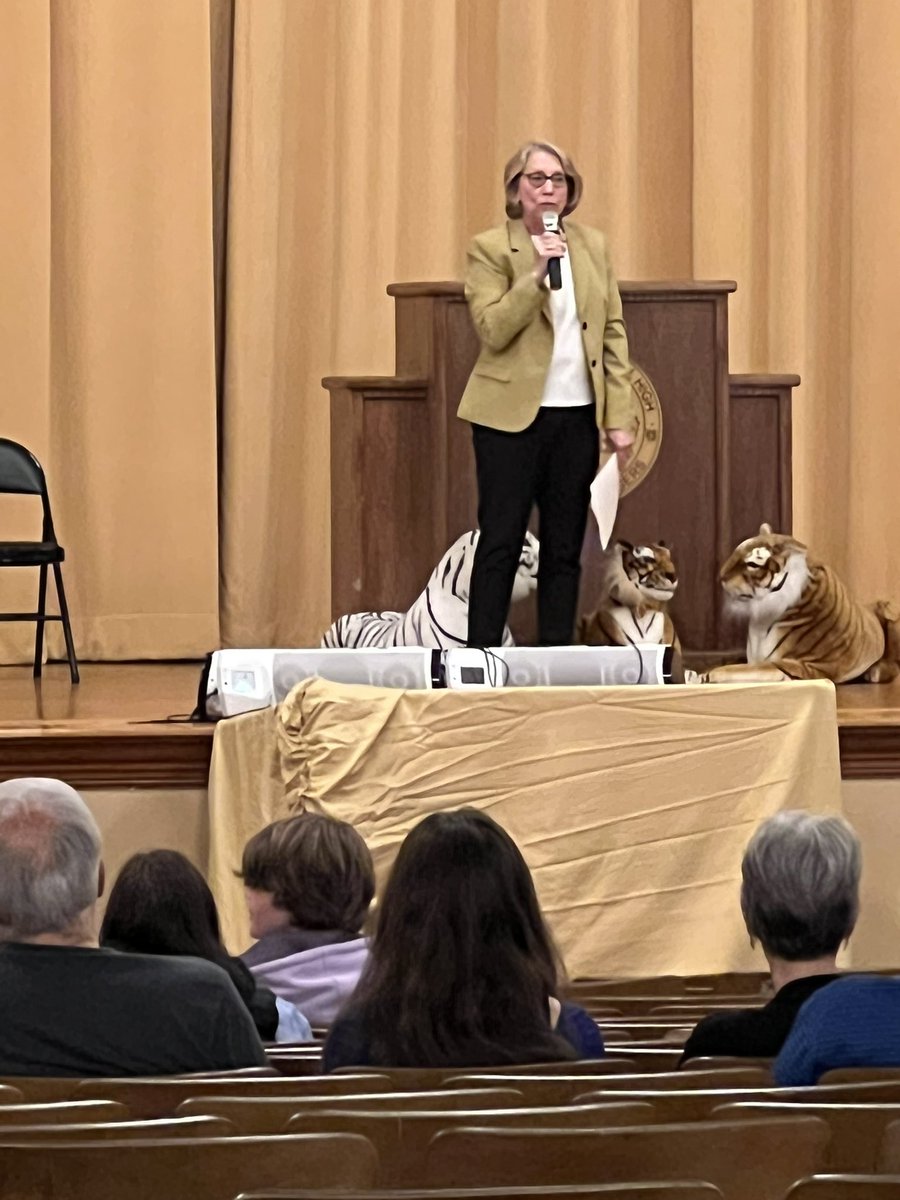 DrJermallWright's tweet photo. I dropped in to Central’s Open House after this evening’s community meeting in Pulaski Heights and heard Principal Rousseau state the kids have given her a rap nap - Lil’ Ru 😂😂😂😂😂😂. This is the funniest thing I’ve heard all day! #reimaginingLRSD :-) #LilRu #Roussinator https://t.co/VLxueK9nzN