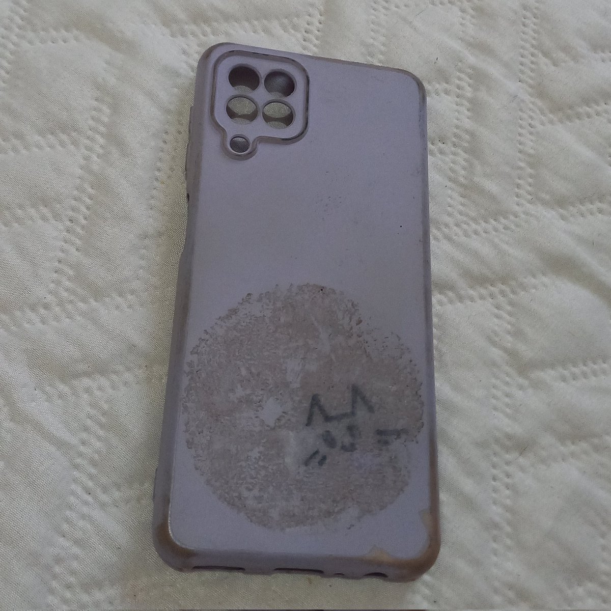 2feyda's tweet photo. personalizei minha capinha e olha o antes e depois dessa porra https://t.co/WsEHfSBun9