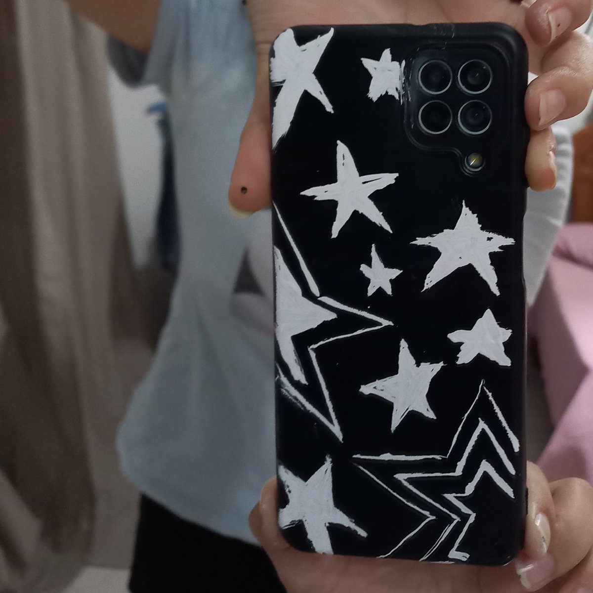 2feyda's tweet photo. personalizei minha capinha e olha o antes e depois dessa porra https://t.co/WsEHfSBun9