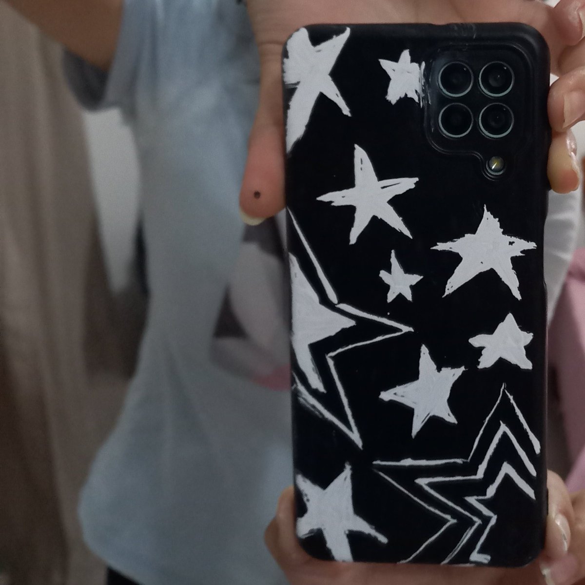 2feyda's tweet photo. personalizei minha capinha e olha o antes e depois dessa porra https://t.co/WsEHfSBun9