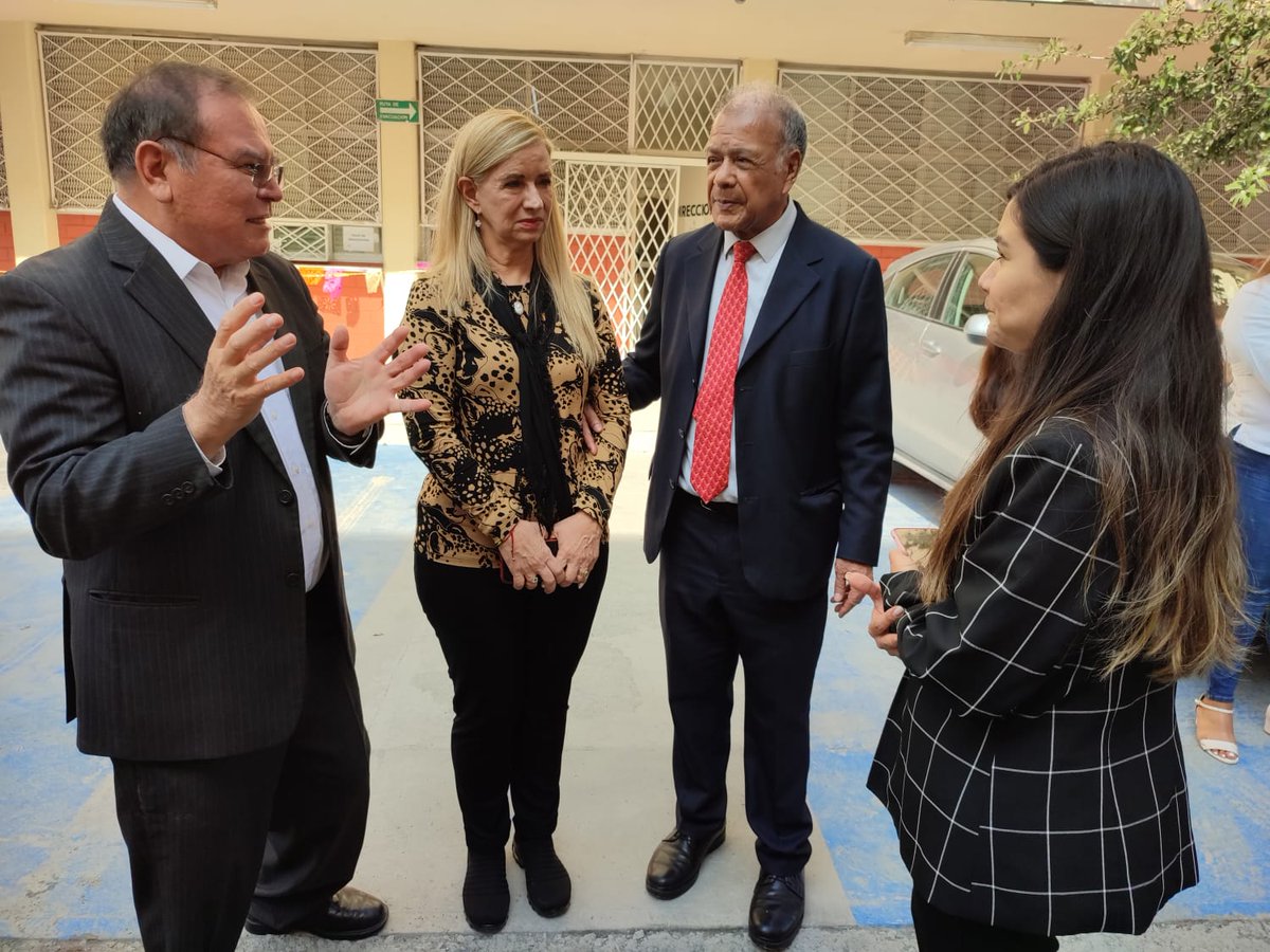 uemilianozapata's tweet photo. Un honor poder recibir el día de hoy en la #UNEZ a María del Carmen Salvatori Bronca Directora General de Acreditación, incorporación y Revalidación de la Secretaria de Educación Pública. #SEP #Educación #Universidad https://t.co/DrRfpIusqV