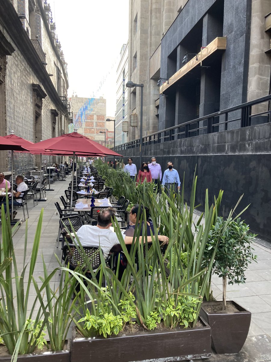 Anamariavazquez's tweet photo. Uno de los hombres más ricos del mundo y prácticamente dueño del Centro Histórico de la CDMX, adueñándose ahora del espacio peatonal para extender su nefasto Sanborns. Pésimo,sr @carlosslim https://t.co/n1jYPbbnBV