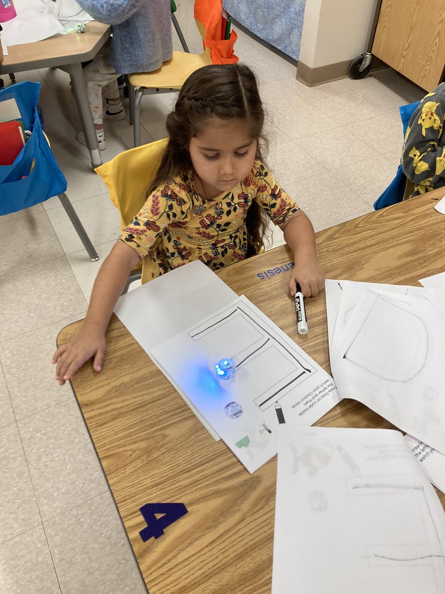 Innovation_APS's tweet image. Such a joy to watch these kindergarteners ‘light up’ as they code with @Ozobot and not even realize they were practicing letter names and sounds at the same time! #codingiscool @APS_STEM @aps_edtech @WendyDuncanK @MrsPeters_APS @APSVirginia @innovationpta