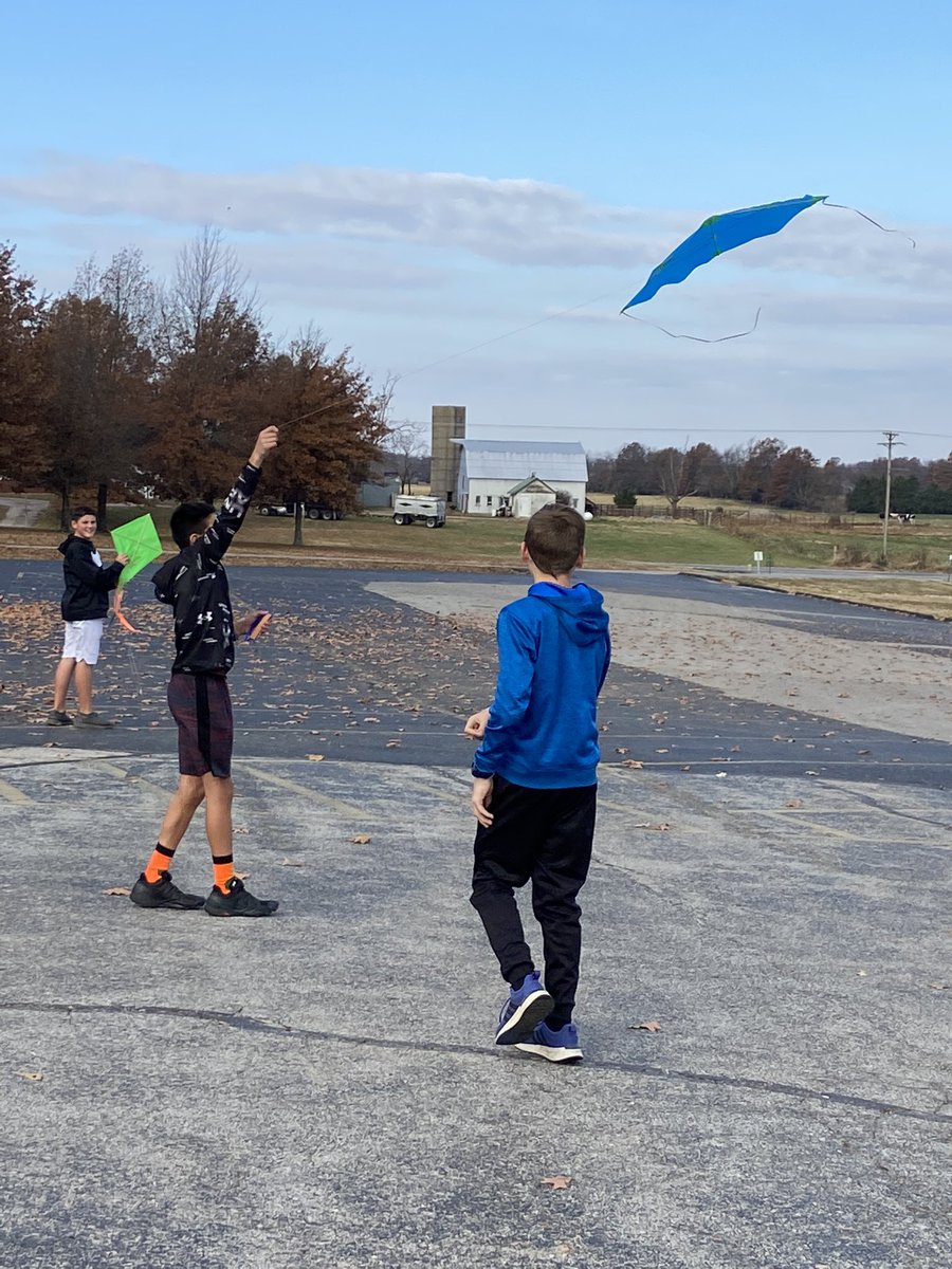lkeethteach's tweet photo. Engineering students testing their kites. @lrms https://t.co/6zQSxtIlqF