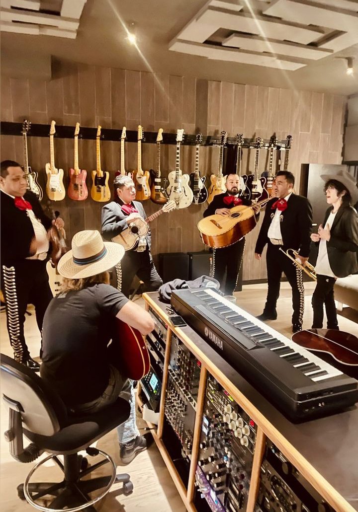 mariana_lp11's tweet photo. ⚠️❤️ Atención LPeople!! ❤️⚠️
Parece que LP nos traerá alguna creación con Mariachi!! 😭🇲🇽 
Espero con toda el alma que sea la canción en español que tanto nos prometió 🥹💗 @iamlp

#LPFan #LPeople #LPenmexico #mexico #musica #mariachi #LP #LPFans https://t.co/JqCRTLLGeJ