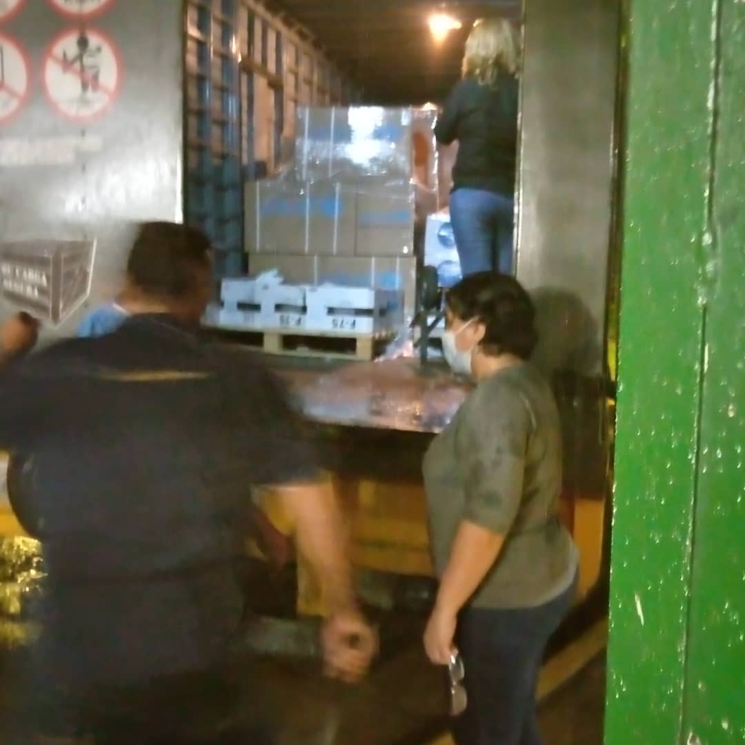 rinconero43's tweet photo. #MejorSinBloqueo 🇻🇪 La Dra. Ma. Rebeca Gómez, coordinadora de Programas de #InsaMonagas Junto a la Lcda. Glaris Febres, Sub. Directora del #HUMNT A esta hora reciben insumos médicos enviados por @unicefvenezuela Para los diferentes servicios de Pediatría del centro de salud. https://t.co/2BSOwuSoPL
