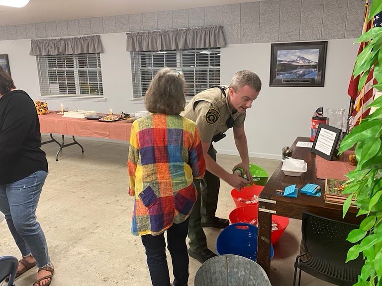 SheriffPulaski's tweet photo. Sheriff Higgins and PCSO staff would like to thank the Ferndale Extension Homemaker’s Club for recognizing our agency during the annual appreciation dinner for first responders! #PCSONEWS #CommunityFocused #SafetyDriven #IntegrityBased https://t.co/SODqUPK2ly