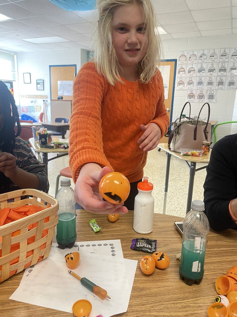 MsCsBusyBeees's tweet photo. Last week my sweet kiddos had a surprise visitor! In the morning they used clues to predict who the visitor would be,then when @karen_slagle joined us she led them in spooky literacy, science and math lessons!Even after retirement,she’s still a great educator! @Thalia_Ele https://t.co/XoZxTLGTH2