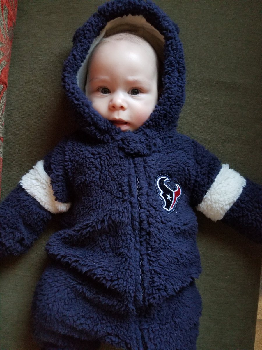 msnikkayy's tweet photo. Our tiniest Texans fan! ❤💙 Let's go! #TNFDudePerfect @DudePerfect https://t.co/bKkTBfnLe8