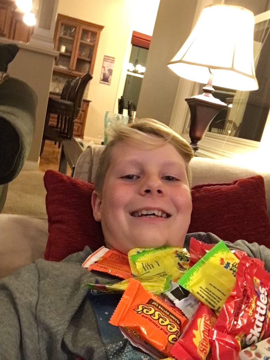 eeettn's tweet photo. TNF with Halloween candy and dude perfect! Awesome alternate broadcasters! #TNFDUDEPERFECT #tnfdudeperfect #TNFDudePerfect @DudePerfect @NFLonPrime https://t.co/zZ0p7opDSR