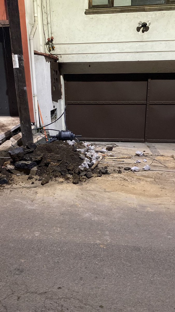 alekdome's tweet photo. @ALaMagdalenaC ¿Cómo entro a mi casa si dejan este tiradero en mi puerta? Se agradece el mantenimiento… si lo hacen bien y respetan. https://t.co/L8z2VA5T92