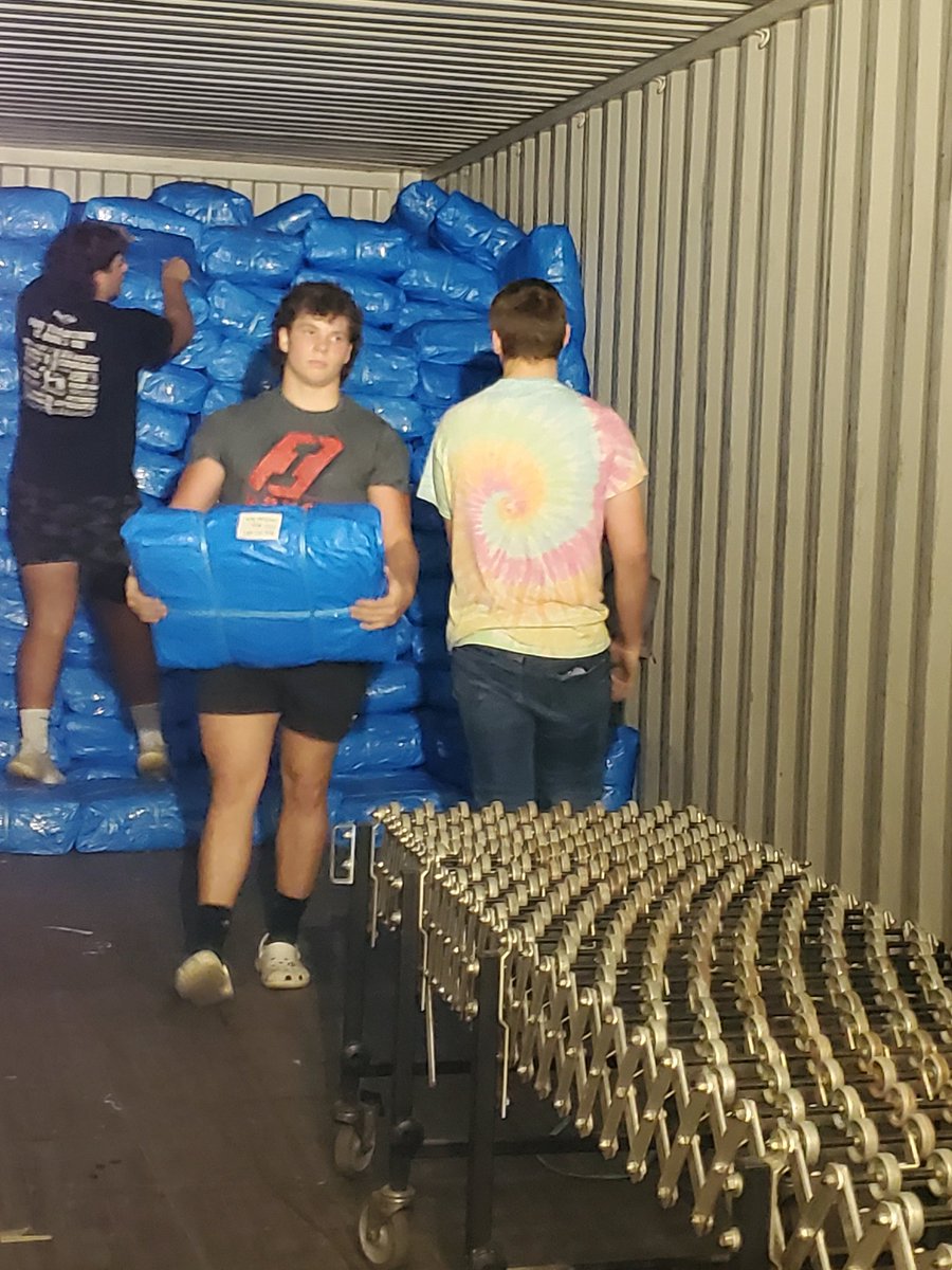 JillGaroutte's tweet photo. NHS members prepared tarps for disaster relief shipment at @ConvoyofHope today. I am so proud of these amazing young adults!
@NatHonorSociety #service @AuroraMoHS #proudtobeahoundawg https://t.co/CHo5g7bsbu
