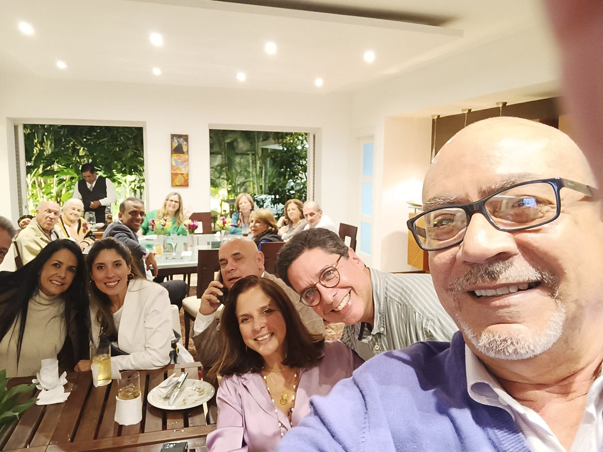 Noche estupenda rodeado de amigos... y por supuesto, hablamos del país en defensa del voto. Seguimos.