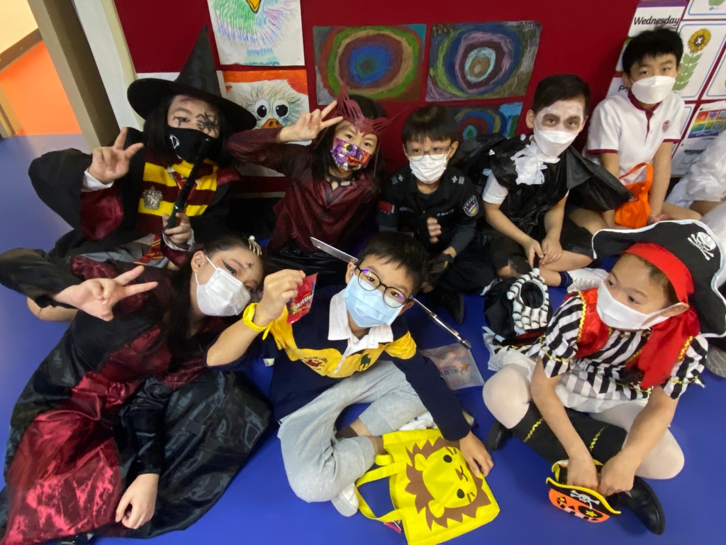 HanAcademyHk's tweet photo. A very spooky start to our English Week! From ghosts, goblins, and a few Harry Potter characters casting their spells! 

👻🧙🏻🧙🏻‍♂️😱

#HanAcademy #EnglishWeek #Halloween #SmallButMighty https://t.co/ZEvtf8tKN9