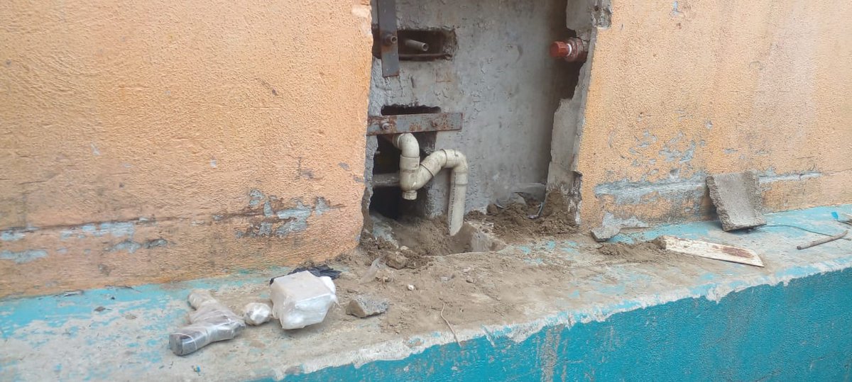 EjercitoECU's tweet photo. @EjercitoECU
 #NoParamos🇪🇨 Durante las operaciones de apoyo a 
@PoliciaEcuador y a @SNAI_Ec para el control en el pabellón 2 de la #PenitenciaríadelLitoral se decomisó a #PPLs armamento oculto en paredes, equipos de audio licor entre otros. https://t.co/aPsrX3ppmg