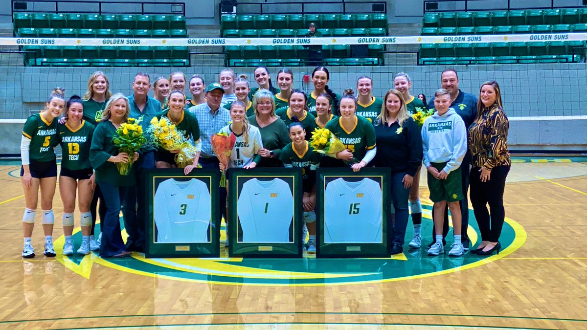 ATUvolleyball's tweet photo. Family 💚💛 https://t.co/pQRxL0Sedw