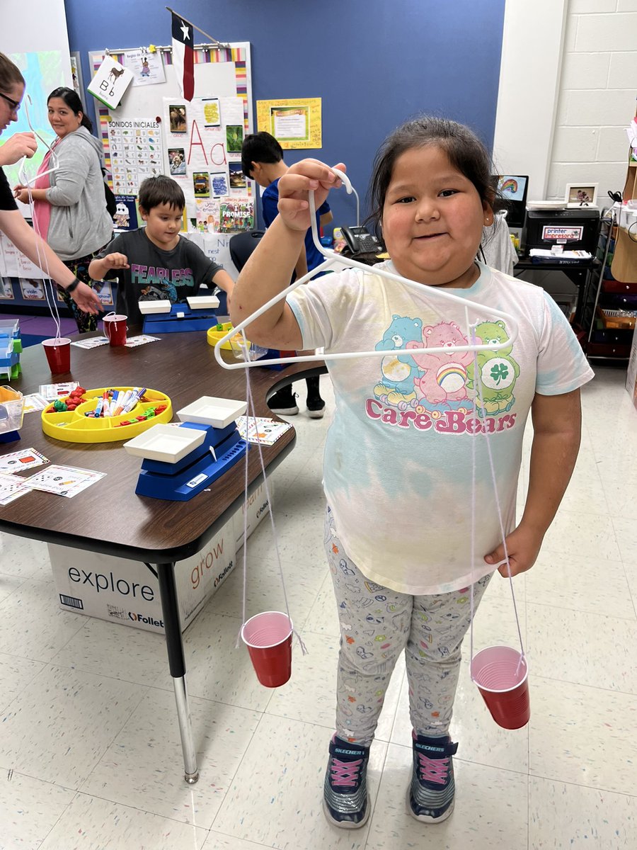 sandy_salazar_'s tweet photo. Exploration Night at Cole! #Science #TheColeWay #measuring #scales #ScienceTools #NISDScience https://t.co/JgnNOasZ6q