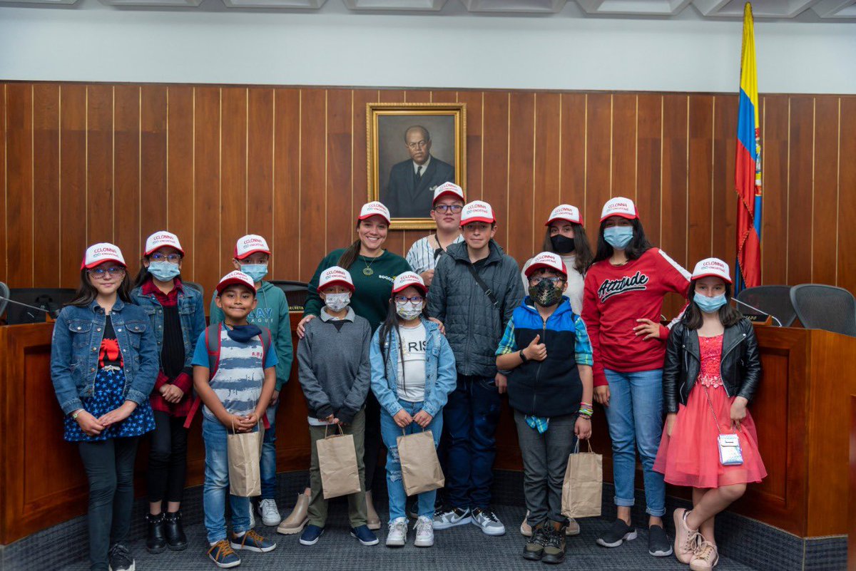 AngelaMMorenoT's tweet image. #tbt con nuestros chicos y chicas del  CCLONNA de Engativá 👧🏼👦🏽🧑🏻‍🦱👧🏻. Un recorrido por el Congreso de la República súper enriquecedor que nos dejó muchas enseñanzas a todos 👩🏼‍🏫 y como siempre… pasamos felices ☺️🎉