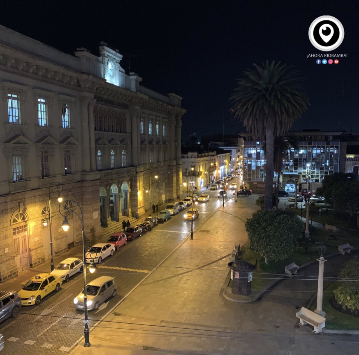 AhoraRiobamba's tweet photo. La magia de uno de los balcones de nuestro icónico Teatro León símbolo cultural de nuestra bella Riobamba desde 1918 nos regala esta hermosa postal ❤️💙

📸 Sebastian Tello Moreno 
📌Visita nuestro SITIO WEB 🎙🎥🗞👇🏼
https://t.co/KYfNWnUDRU https://t.co/CNA4BzPCb2