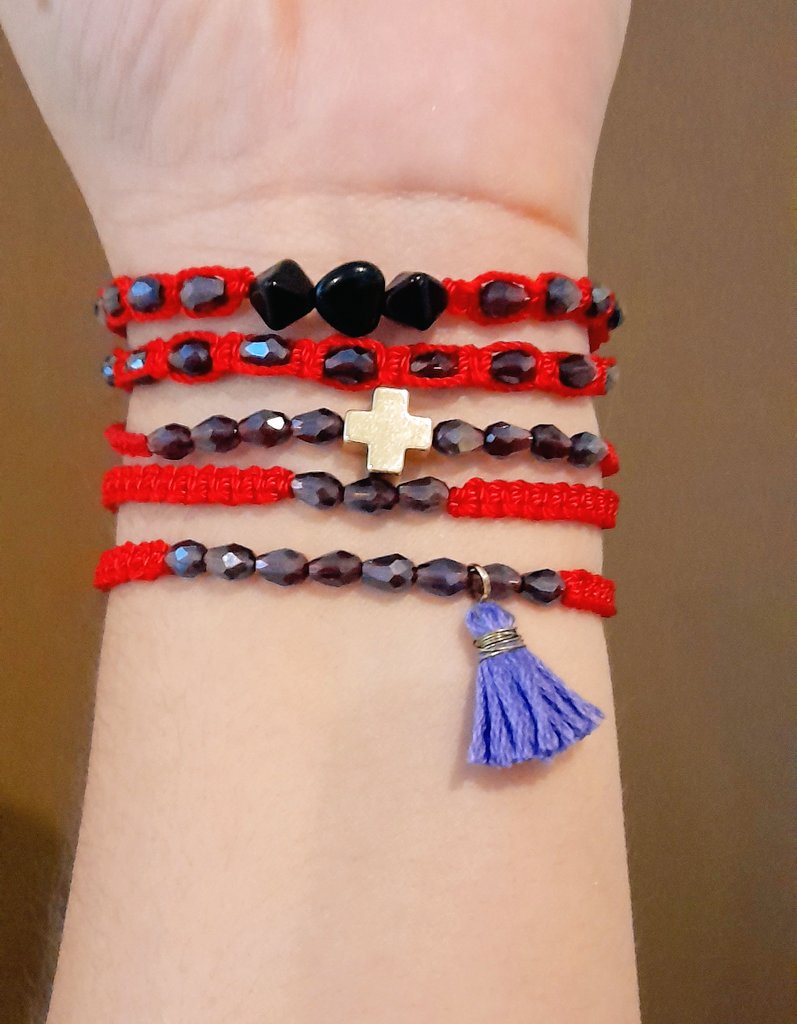 CasaTarot1's tweet photo. Las pulseras son un símbolo de buena suerte. 🍀💫 Algunas son sencillas y otras pueden traer dijes  como alguna cruz, corazones, la #manodefatima #ojoturco, tienes muchísimas opciones de donde escoger.
#Set #casatarot 🧿♾🔮 https://t.co/7Xw4hKIAEC