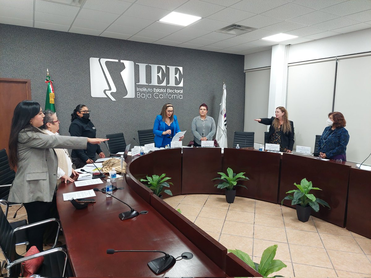 oppmujeresbc's tweet photo. Esta tarde, se celebró la Octava Sesión Ordinaria del Observatorio de Participación Política de las Mujeres en #BajaCalifornia, presidido por la Consejera del #IEEBC, Vera Juárez Figueroa. Durante la sesión, se tomó protesta a las nuevas integrantes invitadas del #OPPMBC. https://t.co/N6wOFTrddm