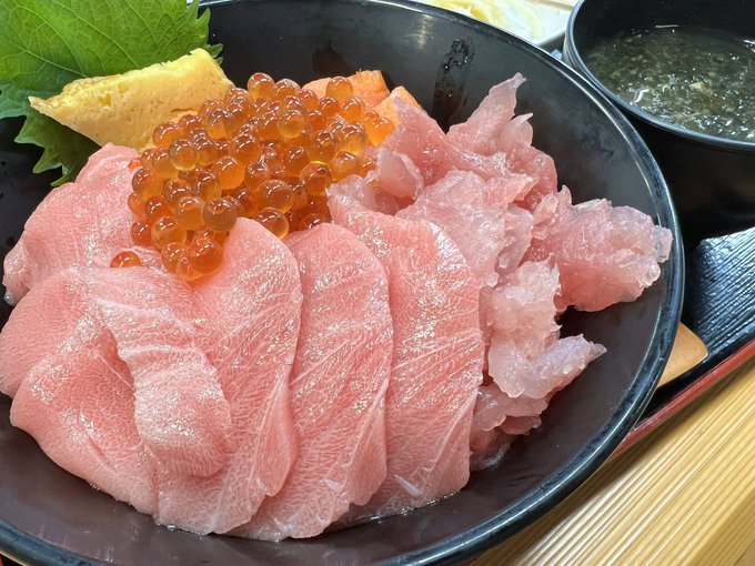 市場でネタ買って併設の食堂で海鮮丼にできる体験 