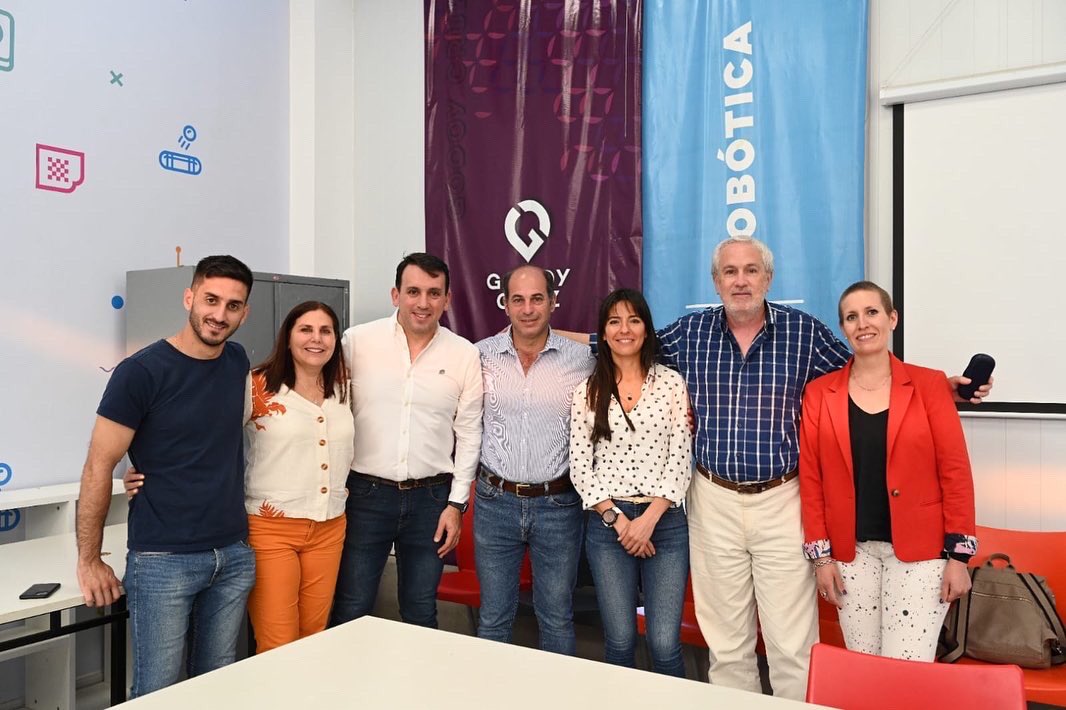 PameVerasay's tweet photo. En @MENDOZATIC_  junto a @TadeoGZ recibimos a @mariuvidal @gabrielamlena y visitamos a  alumnos de Robótica de #ConectarLab El Parque Tic es referente tecnológico y apunta a federalizarse. Es un espacio de articulación público-privado que ofrece enormes oportunidades de progreso. https://t.co/jiE47pC54z