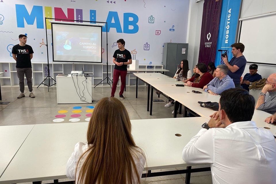 PameVerasay's tweet photo. En @MENDOZATIC_  junto a @TadeoGZ recibimos a @mariuvidal @gabrielamlena y visitamos a  alumnos de Robótica de #ConectarLab El Parque Tic es referente tecnológico y apunta a federalizarse. Es un espacio de articulación público-privado que ofrece enormes oportunidades de progreso. https://t.co/jiE47pC54z