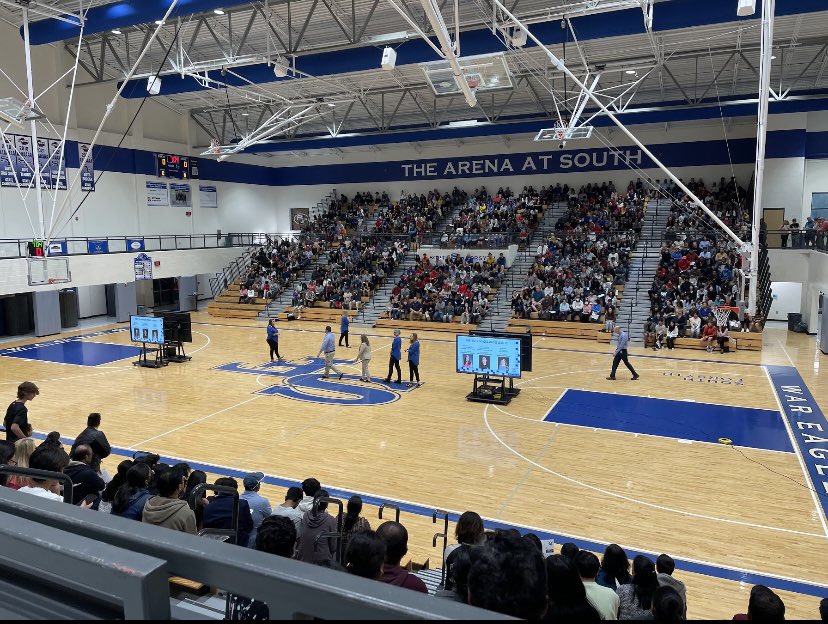 MrsHewittLKMS's tweet photo. We had an amazing Pathway and Advanced Studies night! 🦅 💙 Always love connecting with our community! #SouthStrong #FCSConnects @ldubillson @SouthForsythHS @SOFOcounseling @FCSchoolsGA @FCCollegeCareer https://t.co/r9vlfZVVj2