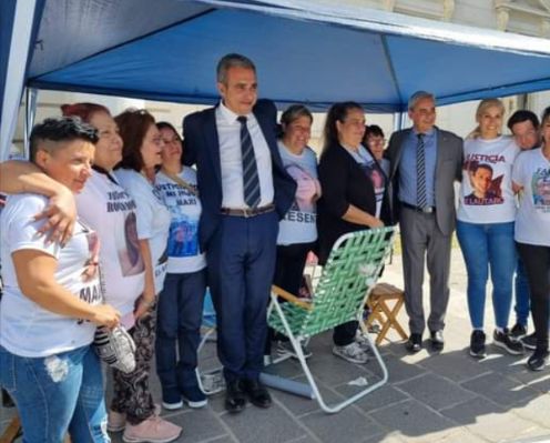 flarra80's tweet photo. # es Ley!! El camino de lucha recorrido junto al Diputado OSCAR CACHI MARTÍNEZ y las Víctimas de delitos y sus familiares dió sus frutos. A partir de hoy tenemos una LEY de DERECHOS y GARANTÍAS de las VÍCTIMAS y sus FAMILIARES en la Provincia de Santa Fe. https://t.co/fEl4dBD2gn