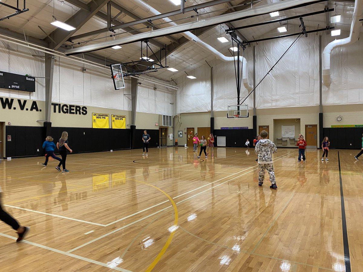 Mbclark_63's tweet photo. Shoutout to Mrs. Widener’s 4th Grade Class for being the 1st class to score a TOUCHDOWN for exemplary class behavior in PE!  They got to choose their activity today and had a blast!
#rowvaelem  #rowvastrong https://t.co/06CX6Dvm8V