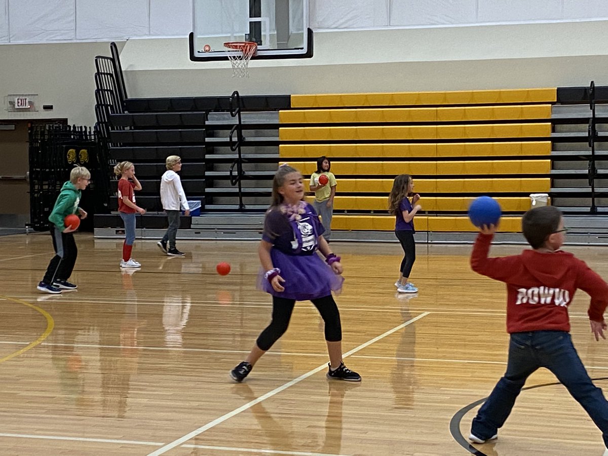 Mbclark_63's tweet photo. Shoutout to Mrs. Widener’s 4th Grade Class for being the 1st class to score a TOUCHDOWN for exemplary class behavior in PE!  They got to choose their activity today and had a blast!
#rowvaelem  #rowvastrong https://t.co/06CX6Dvm8V