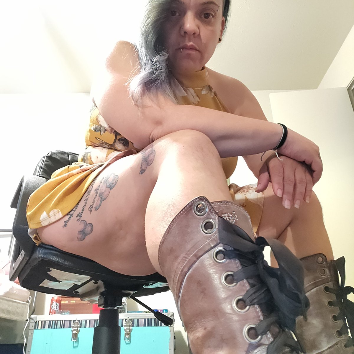 Sirena88711011's tweet photo. My boots don't get worshiped nearly as much as they deserve to be #bootworship #dallasdom #tinytop #ContentCreator #feet https://t.co/O2hkPsIQrE