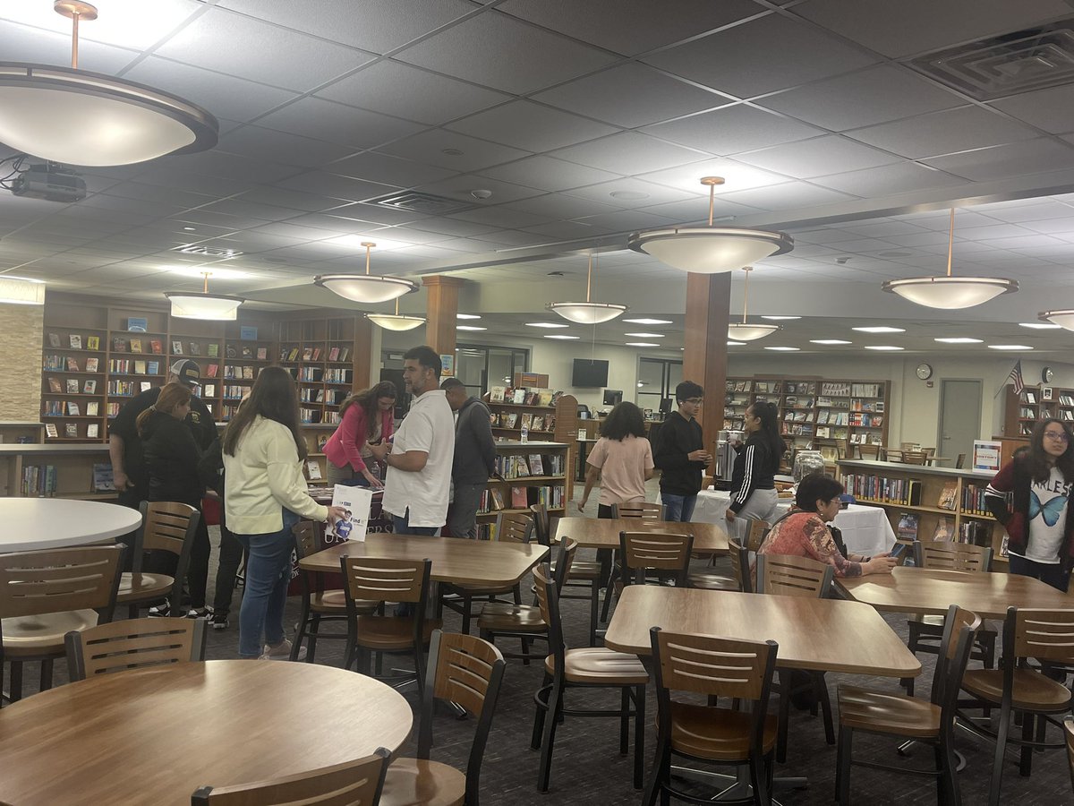 Great turnout at our Latino Parent College Fair! S/O to all representatives who shared valuable information with our families! Gracias! <a href="/thisisUIC/">University of Illinois Chicago</a> <a href="/HarperCollege/">Harper College</a> <a href="/LoyolaChicago/">Loyola University Chicago</a> <a href="/NIUlive/">NIU</a> <a href="/eiu/">#EIU</a> <a href="/DominicanU/">Dominican University</a> <a href="/IllinoisStateU/">Illinois State</a> <a href="/LewisUniversity/">Lewis University</a> @HEHSHawks #HEHSLatinoParentMeetings