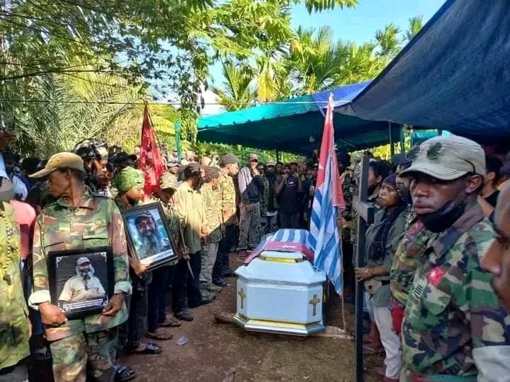 LLewaw's tweet photo. Petition the father of a big figure for indigenous Papuans BPK FILEP KARMA 😭😭😭😭 https://t.co/Y31TVVLtgr