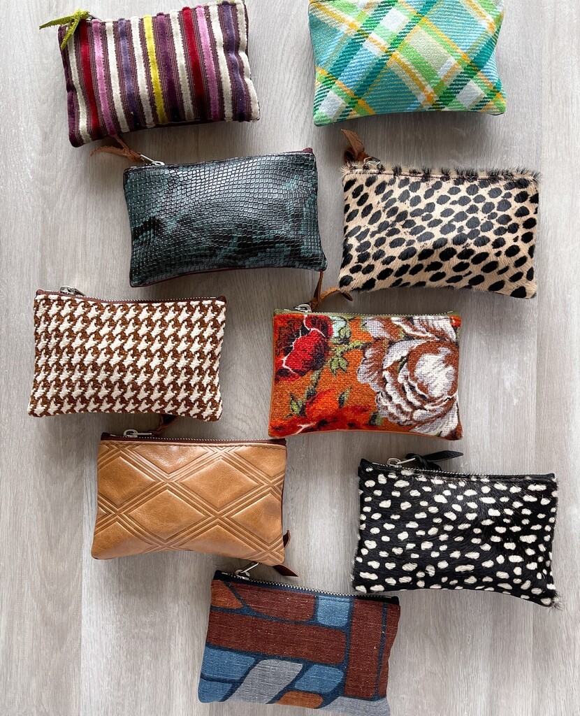 crystalynkae's tweet image. Pouches are the perfect companion to organize tiny stuff inside your purse. 💕⁠
⁠
Tiny bags are the perfect size for all your little must-haves, the color options are endless and the special design is sure to make you smile.⁠
⁠
#funcolors #falldes… instagr.am/p/CkhROgvry7z/