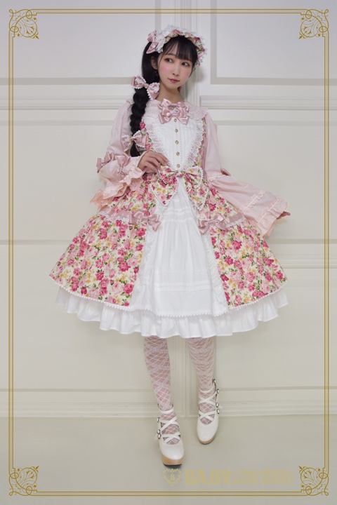 BABY_THE_STARS's tweet photo. 【#BABY新作情報】Floral Gardenia ジャンパースカート/¥41,580（税込）生成×オフシロの着用イメージをご紹介♡
薔薇のケミカルレースや薔薇の形の釦をあしらっ��お花いっぱいのジャンパースカートに仕立てました♡シリーズのヘッドドレスはたっぷりギャザーを寄せたボンネット風のデザインです♪ https://t.co/8ixbRKpvAw